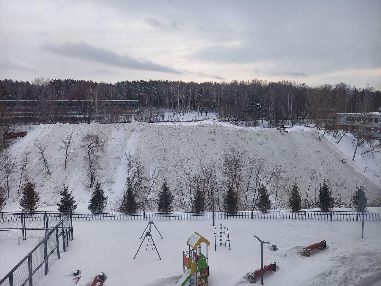 Фото В Новосибирске ликвидируют снегоотвал у детской площадки после публикации Сиб.фм 2